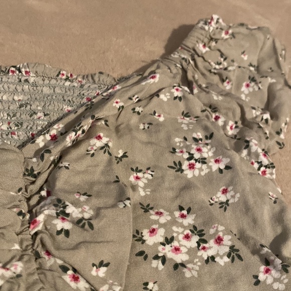 Small green floral summer top. - Picture 2 of 4